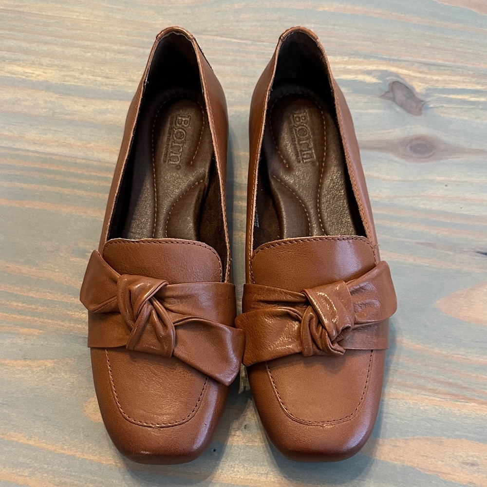 Born Women's Tan Leather Flats New in Box